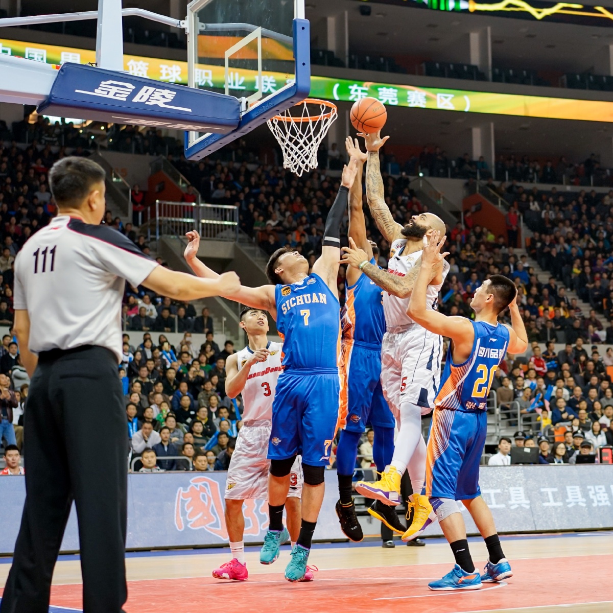 门德斯：不知道为啥有这么多关于亚马尔的噪音，我们都年轻过（门德斯：不理解围绕亚马尔的喧嚣，大家都曾年轻过）