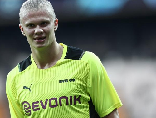 解锁体验卡，英乙比赛中裁判受伤，一球迷走下看台参与执法（英乙赛场上演现实版体验卡：主裁伤退，球迷下看台临时执法）