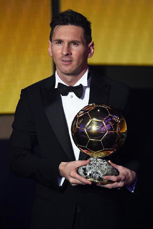 梅西一年造进球74个！三大MVP！快踢满全场还能边线一过四！（梅西年度造74球揽三项MVP，几乎每场打满还上演边线连过四人）