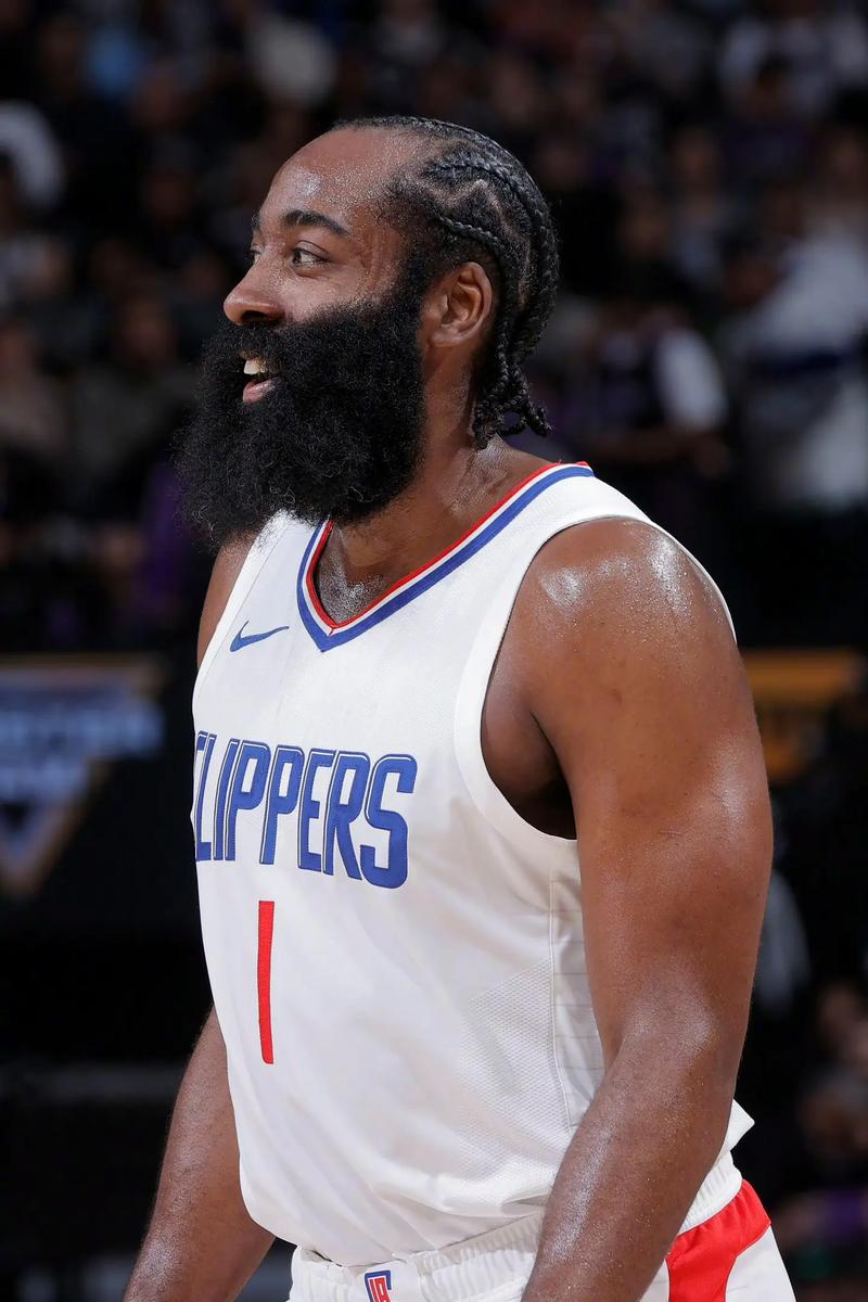 在利物浦夺冠巡游期间开车撞伤百人，肇事者被判21年半监禁（利物浦夺冠游行酿车祸致百人受伤，肇事司机获刑21年半）