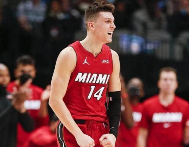 伤愈复出，卡瓦尼时隔两个月再次代表博卡出场并打进一粒点球（伤愈回归，卡瓦尼阔别两月再披博卡战袍，点射破门）