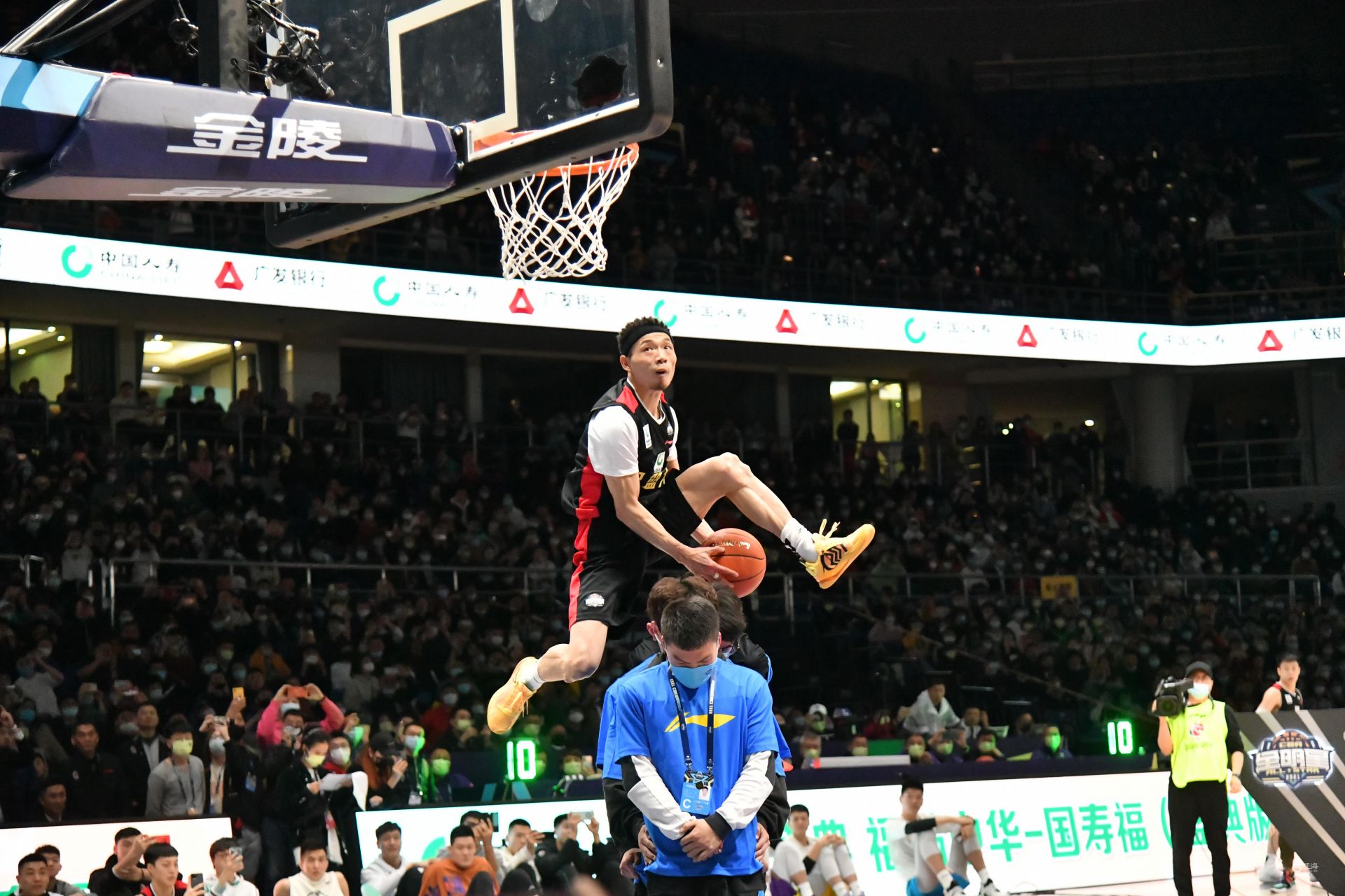 篮球火箭新秀参加全明星技能赛（火箭新秀出战全明星技巧挑战赛）