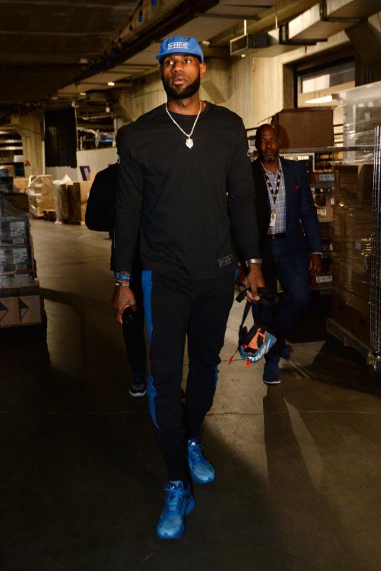 阿根廷队2026年世界杯球衣：经典蓝白条纹+黑色三道杠配饰（2026世界杯阿根廷球衣曝光：经典蓝白条纹配黑色三道杠点缀）