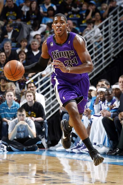 马刺送雷霆主场赛季首败，此前14胜0负（马刺终结雷霆主场不败金身，雷霆此前主场14胜0负）