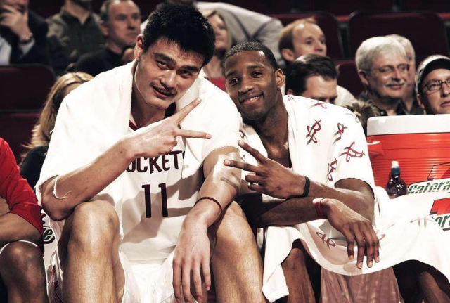 字母哥仅打3分钟伤退！雄鹿多点开花完成18分逆转捍卫主场（字母哥仅出战3分钟伤退，雄鹿群攻掀起18分大逆转守住主场）