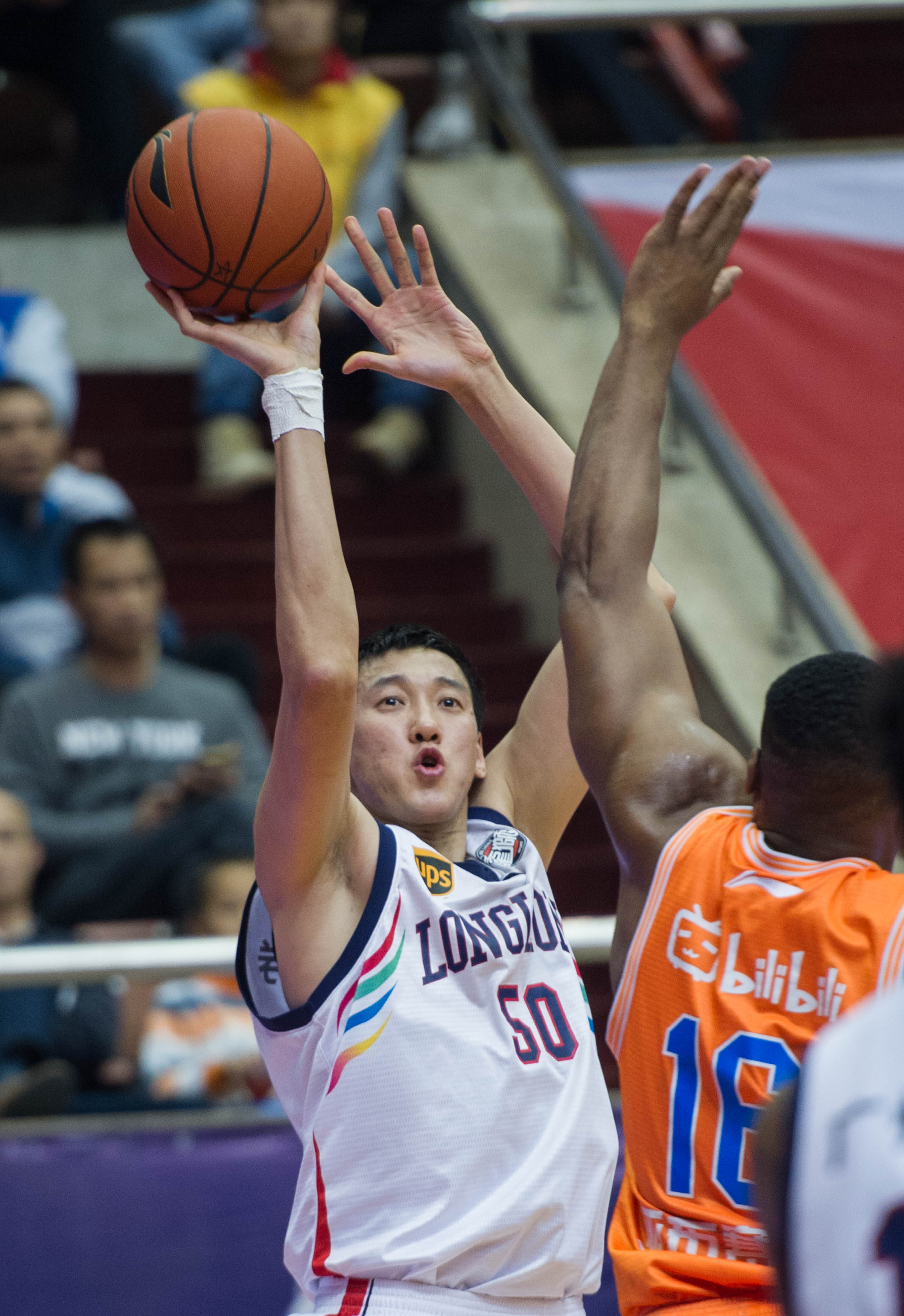 范弗里特：密集赛程与长途奔波是伤病率上升的主因（范弗里特直言：赛程过密与长途奔波导致伤病率攀升）