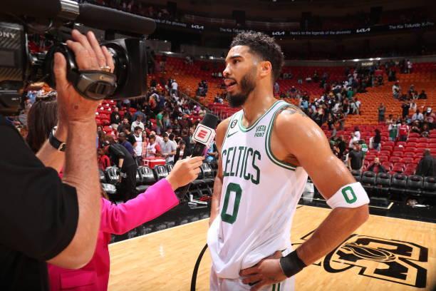 欧冠积分榜形势：拜仁阿森纳全胜，巴黎皇马遭首败，意甲陷危机（欧冠格局：拜仁阿森纳全胜领跑，巴黎皇马遭遇首败，意甲危机四伏）