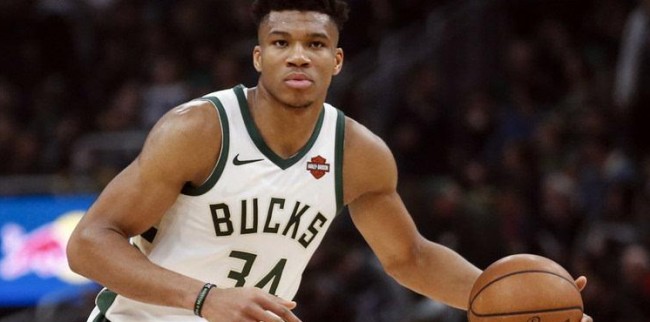 惊险一幕，马竞女足球员梅迪纳头部被膝盖撞到后失去意识（赛场惊魂：马竞女足球员梅迪纳头部遭膝击后当场昏迷）