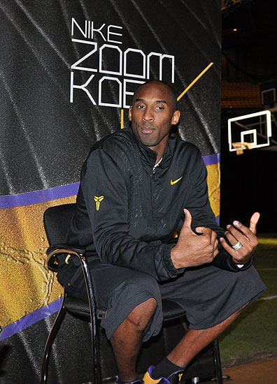 离谱！本赛季德拉蒙德命中15记三分球 和他扣篮数一致（德拉蒙德本季三分命中15记，扣篮次数竟与之相同）