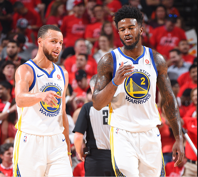 记者：因现场出现雷暴，沙特vs阿联酋比赛再次推迟，预计将取消（记者：现场雷暴致沙特对阿联酋之战再度延期，或将取消）