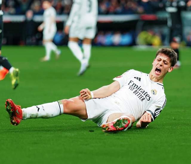 状态火热！布朗&塔克半场合砍25分撑起广厦进攻重任（手感正热！布朗与塔克半场携手25分扛起广厦进攻大旗）