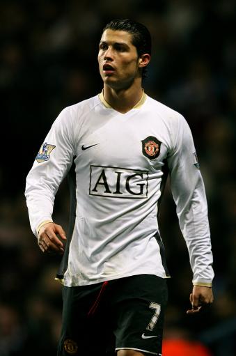 欧冠夺冠赔率：巴萨微弱优势领跑 巴黎力压枪手（欧冠冠军赔率：巴萨以微弱优势居首，巴黎力压阿森纳）