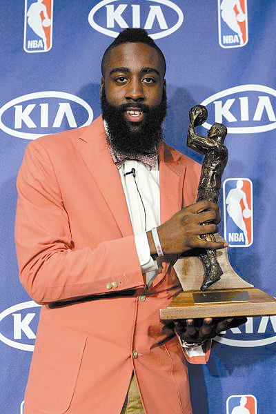 埃奇库姆成76人队史最年轻得分20+助攻5+且0失误球员（埃奇库姆创队史纪录，成为76人最年轻完成20+分、5+助攻且零失误的球员）