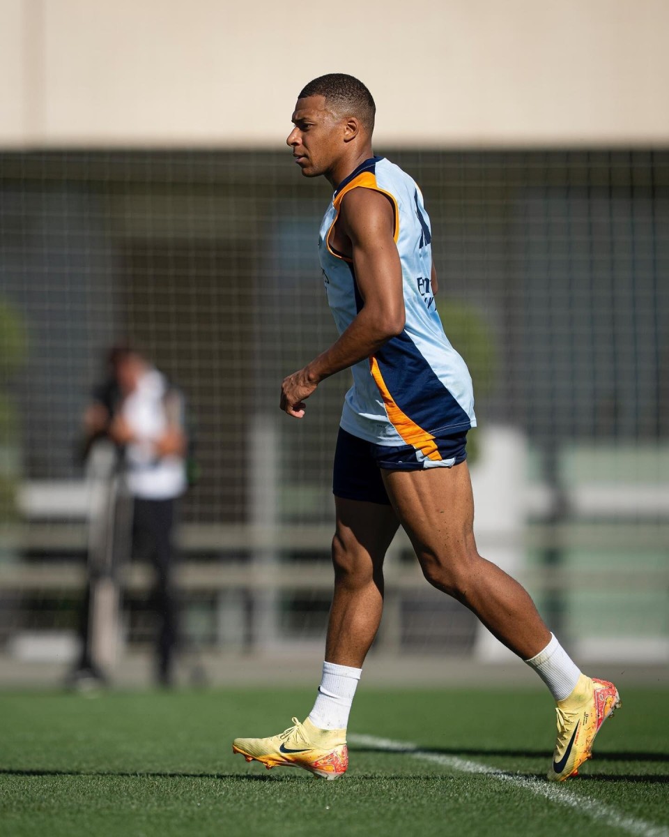 外线没开防守依旧猛！阿努诺比半场三分4中0拿下10分4板2断2帽（外线失准防守仍凶猛！阿努诺比半场三分4投0中仍揽10分4板2断2帽）